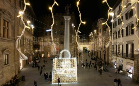 Le luminarie natalizie illuminano via Tornabuoni