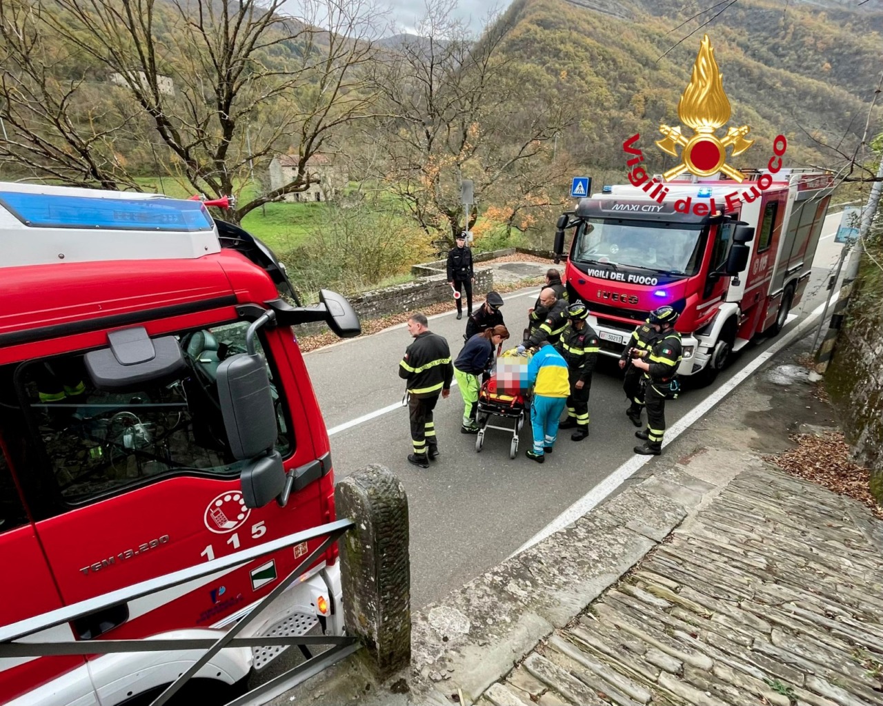 Un 85enne cade in un cavedio e viene salvato dai vigili del fuoco
