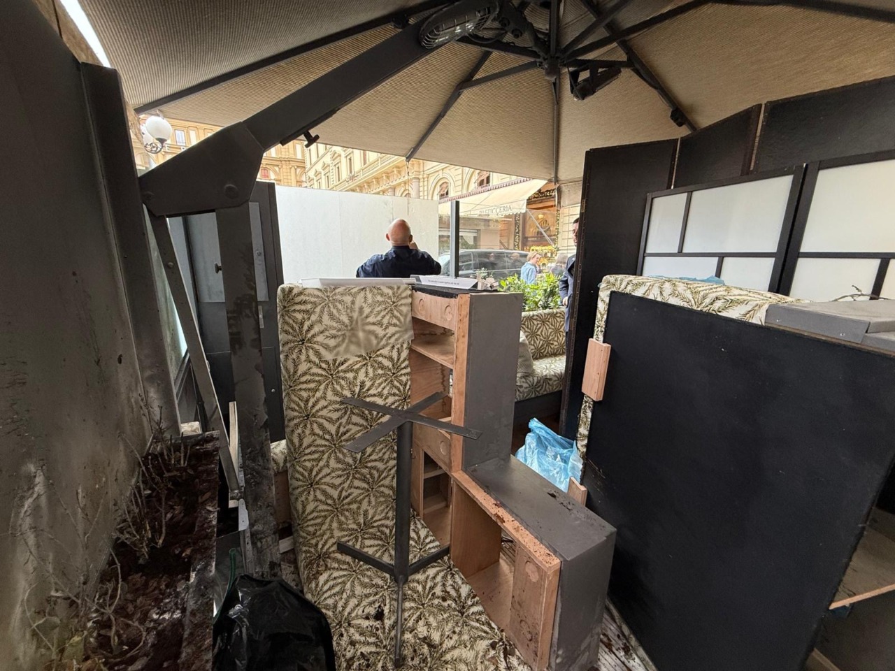 Vandali danno fuoco al dehors dell’Hotel Savoy: cresce la preoccupazione a Firenze