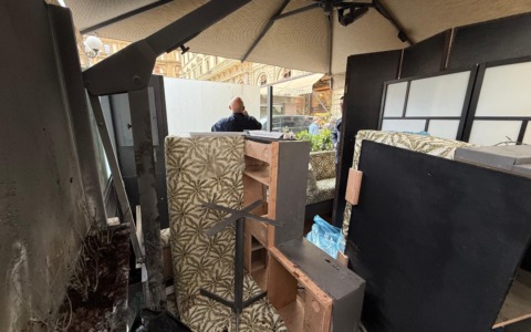 Vandali danno fuoco al dehors dell’Hotel Savoy: cresce la preoccupazione a Firenze