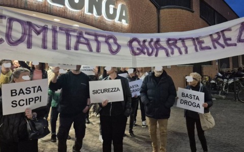 Aggressione sessuale a una cassiera nel supermercato di Novoli