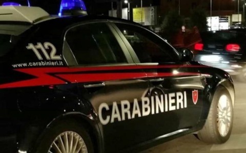 Arrestato dopo aver minacciato la compagna in casa