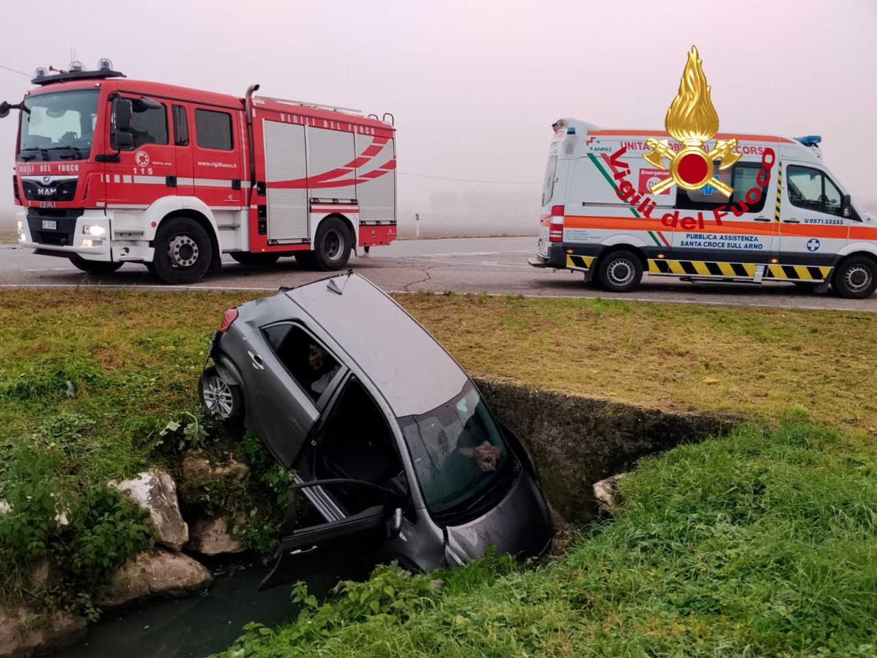 Auto finisce in un canale dopo scontro con un furgone
