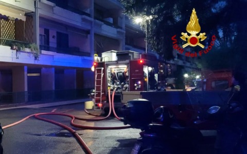 Bagno a Ripoli, un incendio devasta un appartamento: due persone sul tetto per sfuggire al fumo