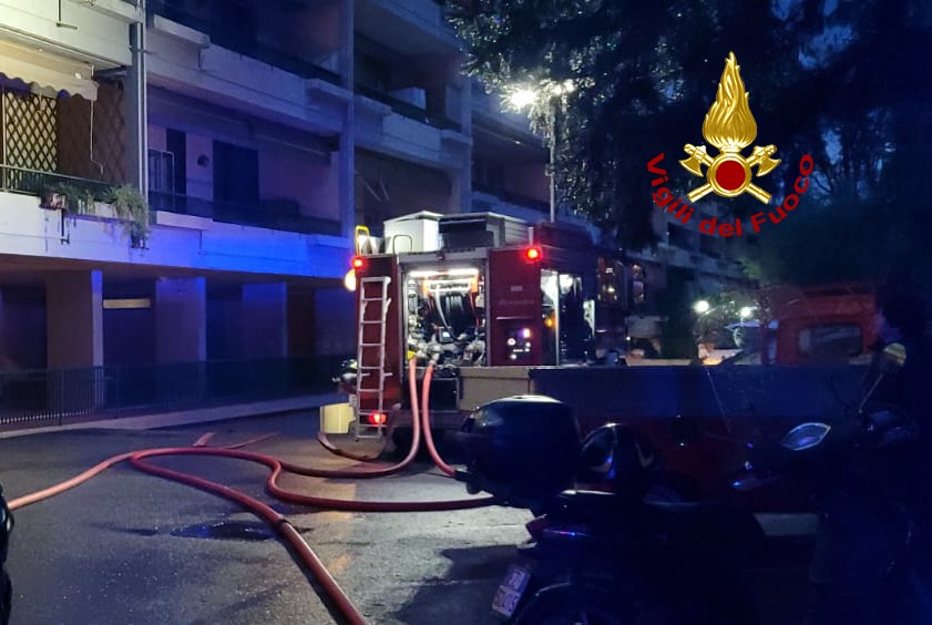 Bagno a Ripoli, un incendio devasta un appartamento: due persone sul tetto per sfuggire al fumo
