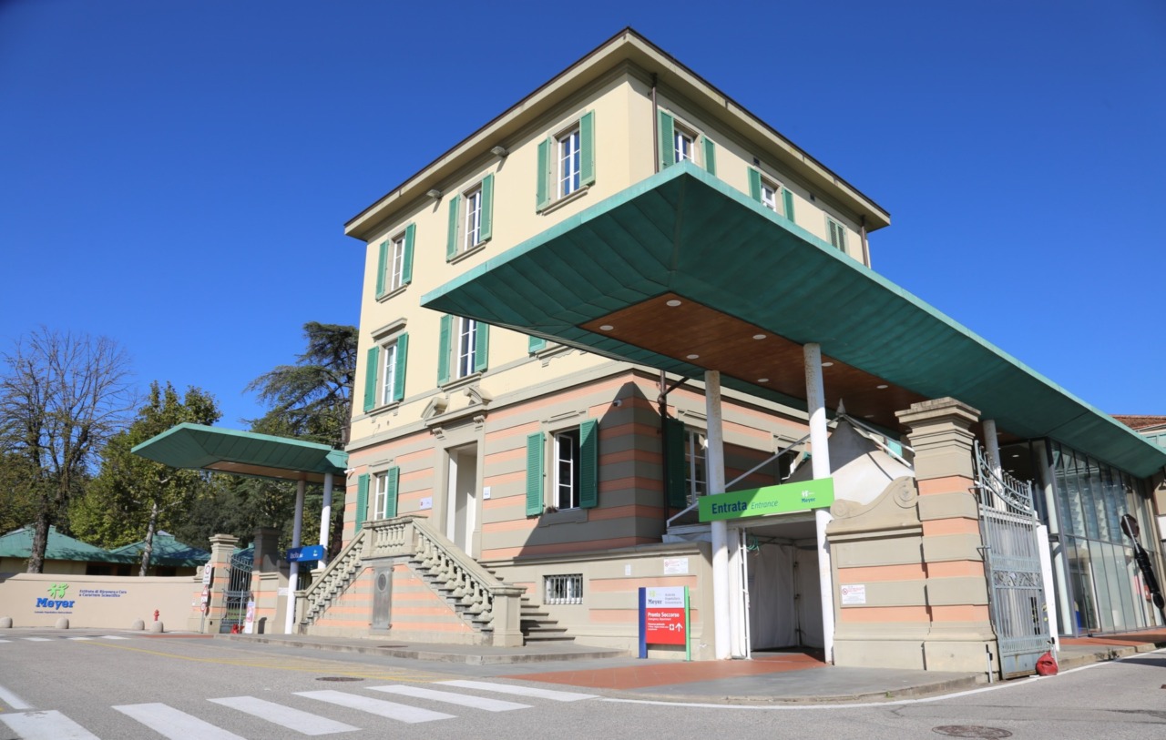 Bambino di 10 anni cade dal secondo piano di un edificio ad Arezzo