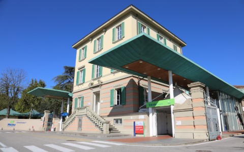 Bambino di 10 anni cade dal secondo piano di un edificio ad Arezzo