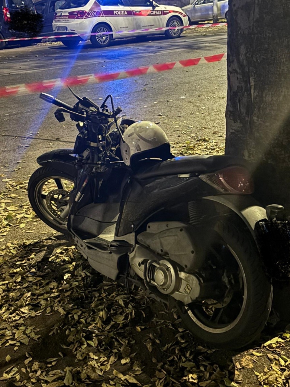 Incidente mortale in via Circondaria: si indaga su una possibile lite prima della caduta. Ricerca di un secondo motociclista