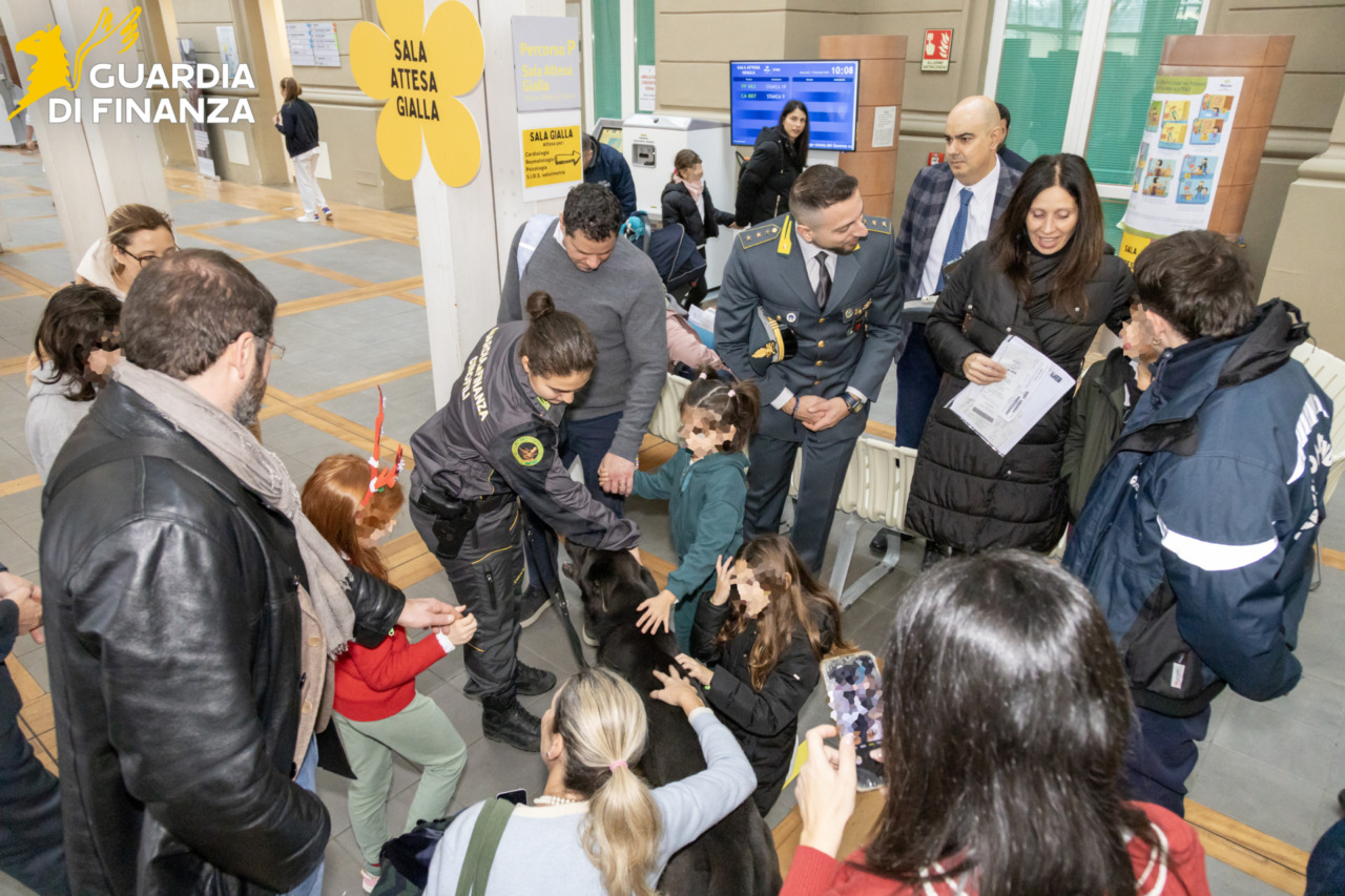 La Guardia di Finanza porta il Natale al Meyer con un gesto solidale