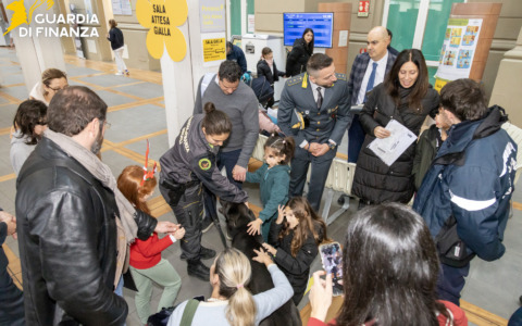 La Guardia di Finanza porta il Natale al Meyer con un gesto solidale