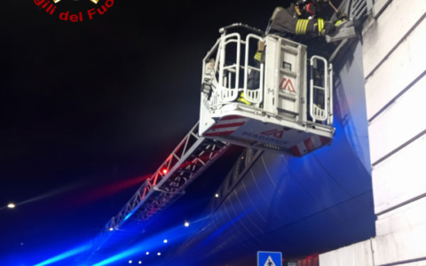 Linea della tramvia riattivata dopo incendio sotto il ponte Hack a Firenze