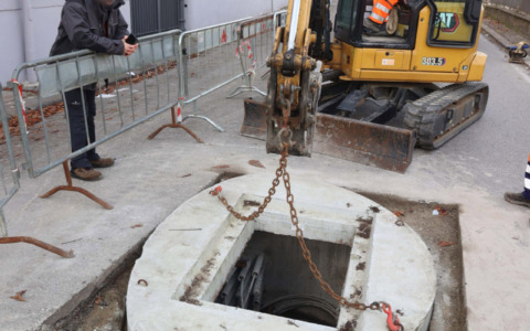 Tombino di via Lungo il Mugnone provoca caos: traffico bloccato alle Cure