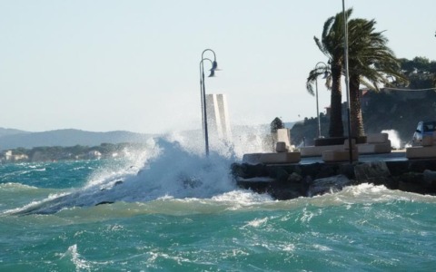 Allerta arancione in Toscana: mareggiate imminenti e forti venti