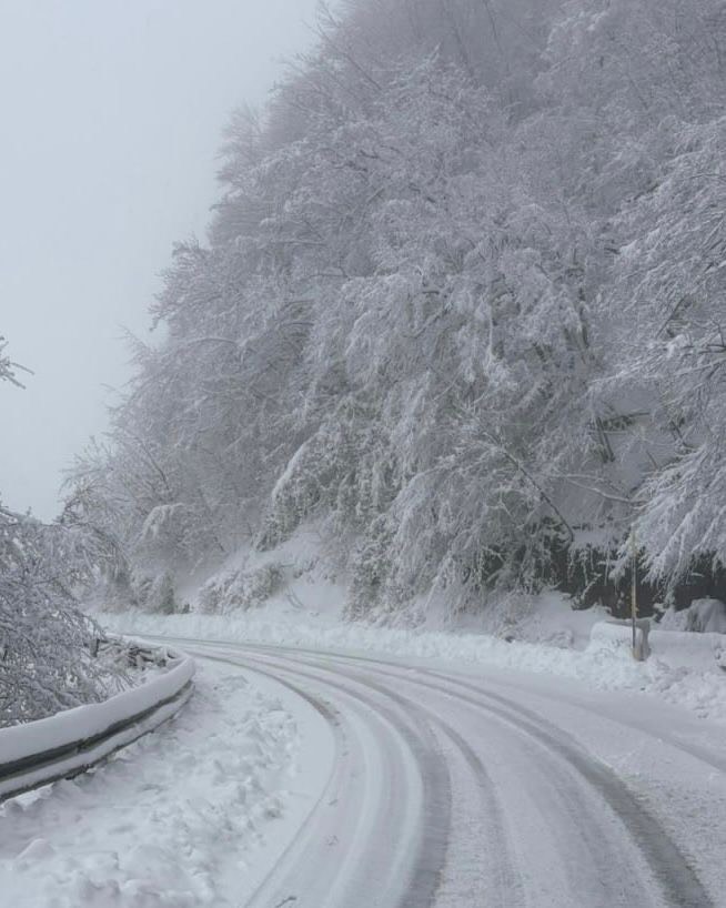 Allerta gialla per neve e controlli sulla A1: obbligo di dotazioni invernali