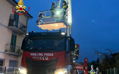 Castelfiorentino, crollo di parte del tetto di un edificio