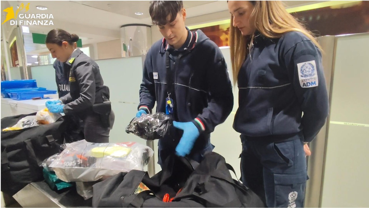 Controlli all’aeroporto di Firenze: sequestri di droga e beni di lusso nel 2025