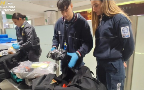 Controlli all’aeroporto di Firenze: sequestri di droga e beni di lusso nel 2025