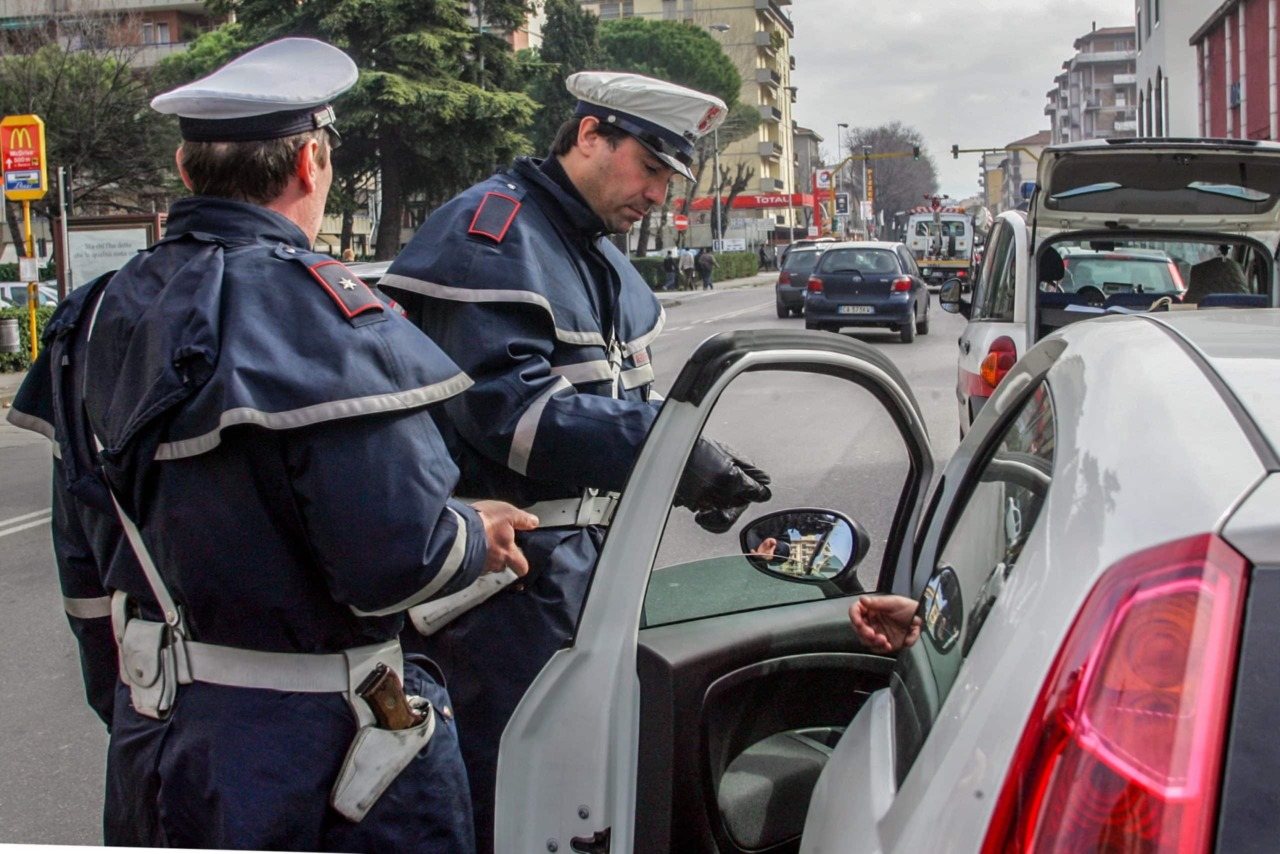 Firenze: auto rubata a un’associazione di volontariato, dentro i ladri e il bottino di furti