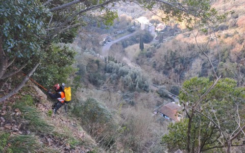 Firenze, frana sulla via Faentina: senso unico a San Bartolo