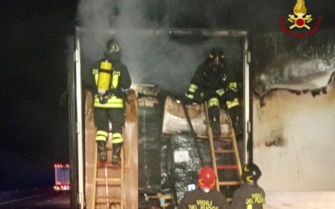 Firenze, incendio in un palazzo storico: evacuate le persone