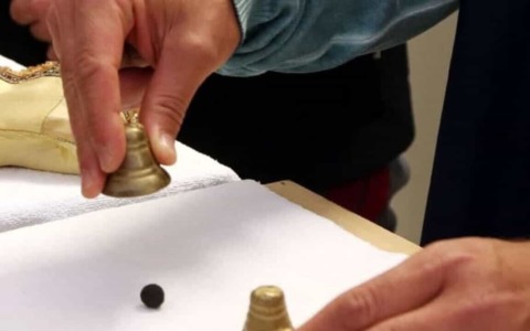 Firenze, manifesti contro la truffa delle tre campanelle