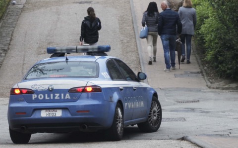 Furti ai danni di anziani nei centri commerciali: operazione della polizia