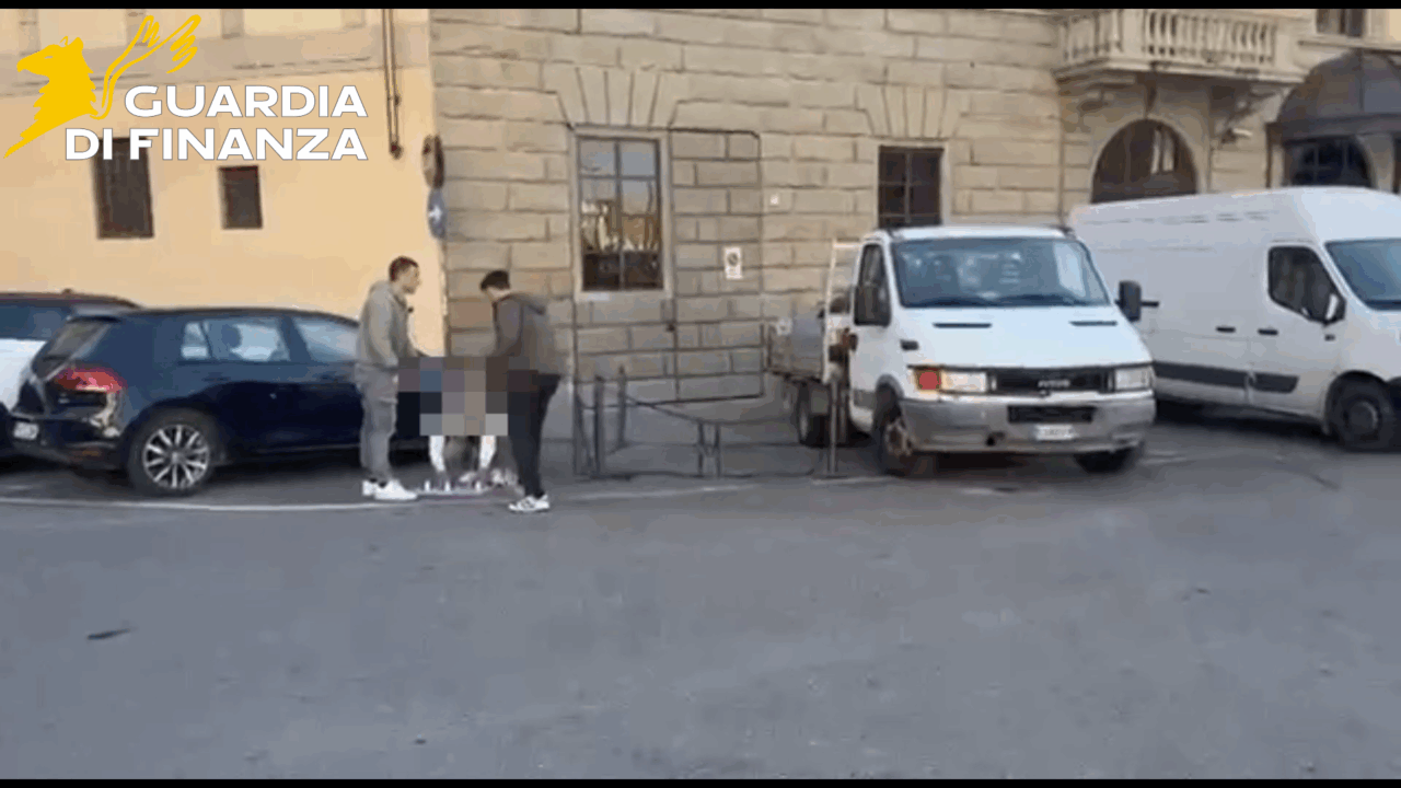 Gioco delle tre carte, due truffatori allontanati da Firenze