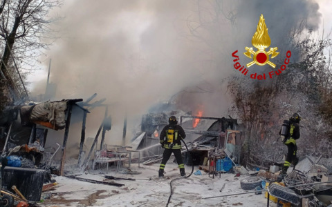 Incendio all’ex campo nomadi del Poderaccio, distrutti rifiuti e baracche
