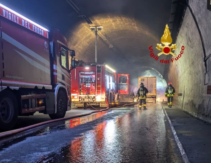 Incendio di un camion in galleria provoca chiusura dell’A1 nel Fiorentino