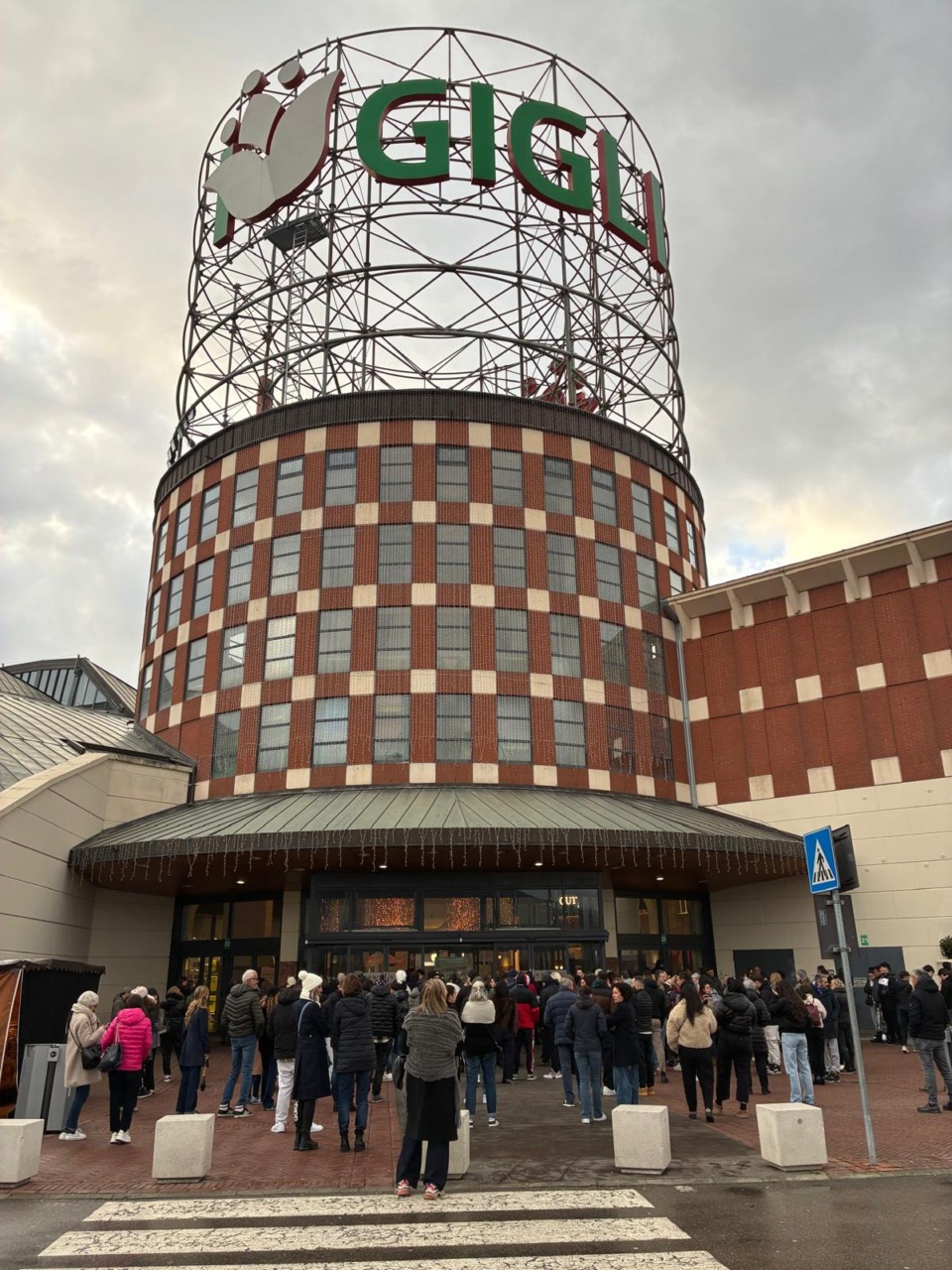 Saldi, afflusso massiccio al Centro Commerciale I Gigli per la moda