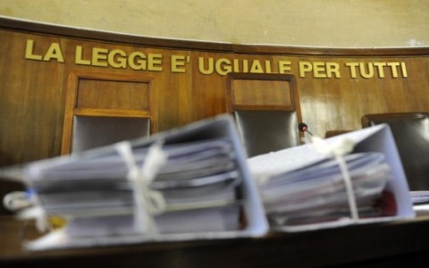 Un 43enne accusato di violenza e estorsione nei confronti della madre anziana