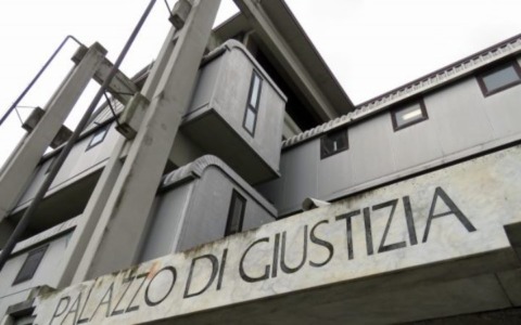 Aggredisce una donna musulmana e tenta di strangolarla