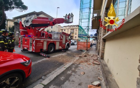 Crollo di cornicione ferisce due donne a Firenze