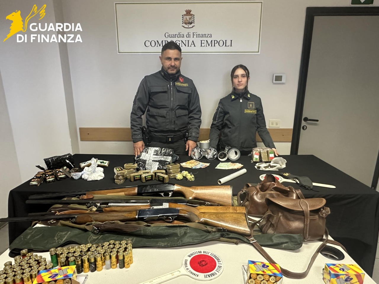 Droga, denaro e armi: due arresti a Empoli dopo i controlli della Finanza