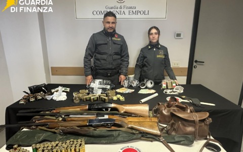 Droga, denaro e armi: due arresti a Empoli dopo i controlli della Finanza