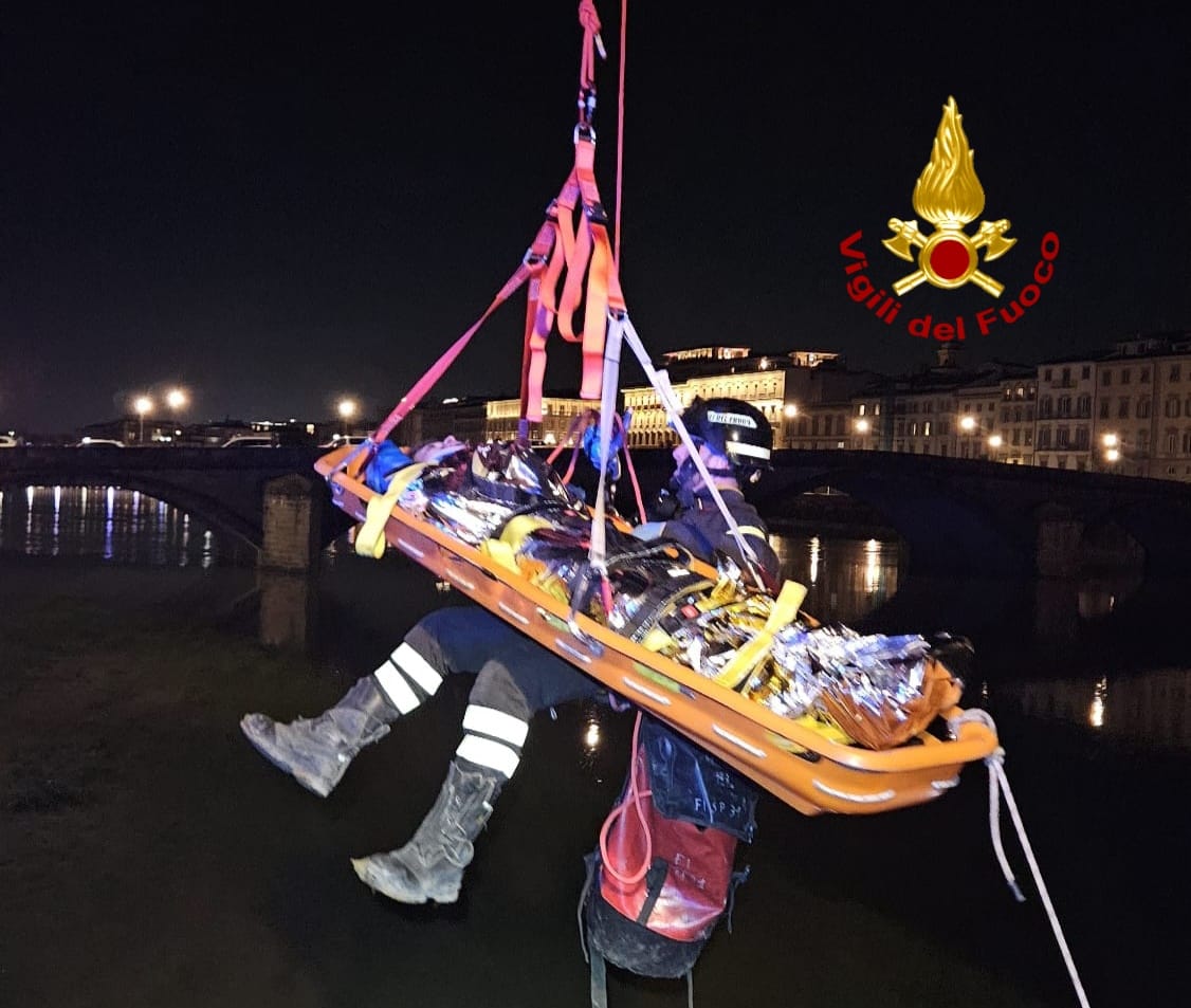 Firenze, un 26enne salvato dopo essere finito in Arno