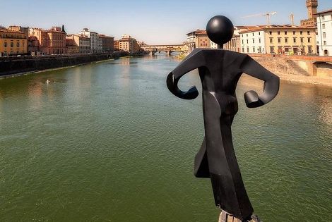 Firenze, vandalizzato l’Omino di Clet Abraham gettato in Arno