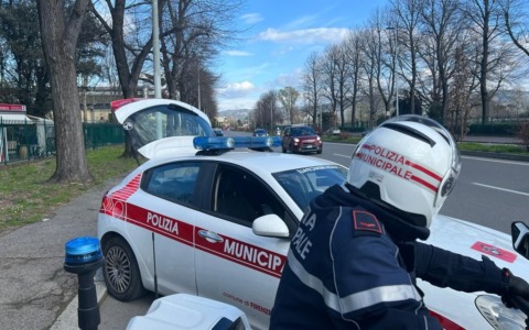 Follia su due ruote: motociclista beccato con targa falsa e identità inventata