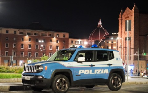 Incendio in via Cavour: sette residenti messi in salvo dalla Polizia