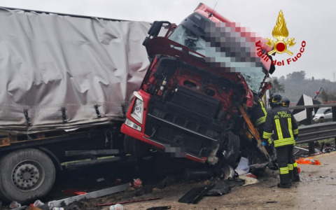 Incidente sull’A1: un camion invade corsia opposta