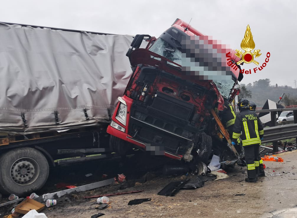Incidente sull’A1: un camion invade corsia opposta