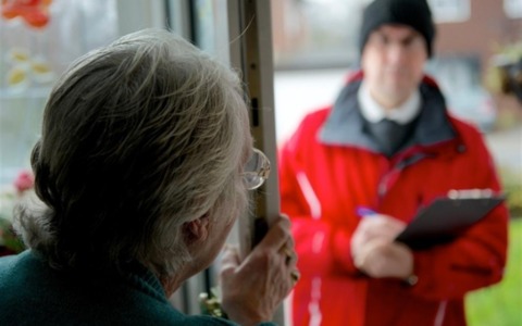Minorenne denunciato per truffa con finto poliziotto