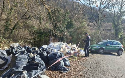 Rifiuti edilizi abbandonati nel bosco del Bargino: rinvenuti materiali pericolosi