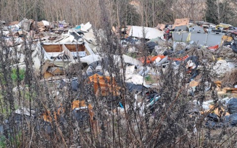 Rimozione di 8 tonnellate di rifiuti al Poderaccio