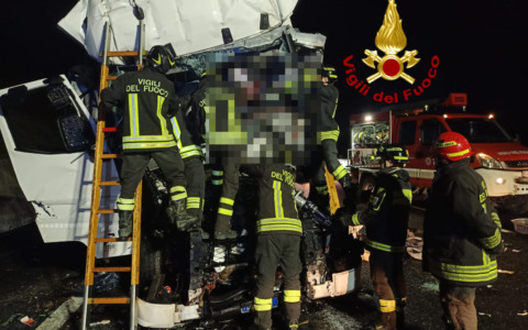 Tragico scontro tra tre mezzi pesanti sull’A1, un morto in provincia di Firenze