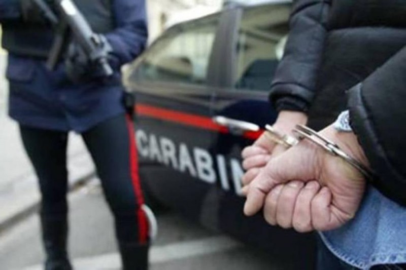 Aggredisce i carabinieri dopo essere scappato dai domiciliari