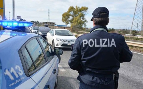 Firenze, tre donne denunciate per uso fraudolento di un bancomat rubato