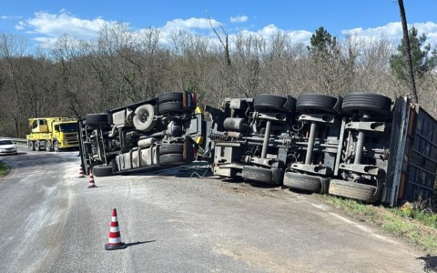 Fucecchio: un tir si ribalta sulla via Romana Lucchese causando disagi
