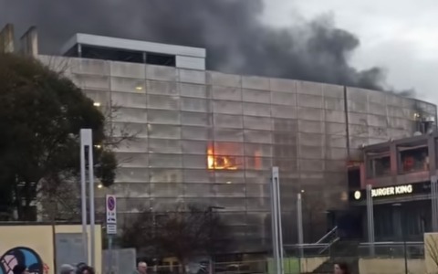 Incendio di un’auto nel parcheggio di Piazza Alberti: l’intervento dei vigili del fuoco