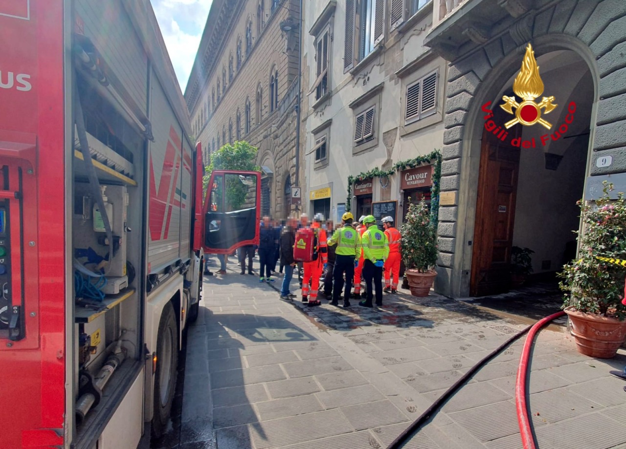 Incendio in centro a Firenze, scooter elettrico in fiamme e Palazzo Medici Riccardi evacuato